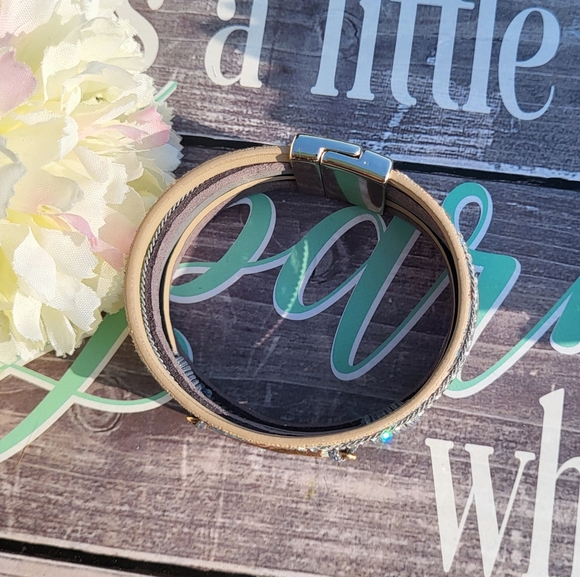 Stunning Rhinestone and leather wrapped, cuff bracelet, magnetic clasp NEW - Picture 6 of 9